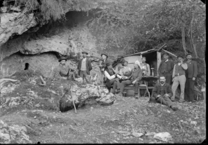 Émile Cartailhac à la grotte de L’Herm (Ariège) vers 1894